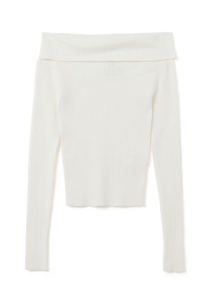 Haut blanc à manches longues côtelé, dénudé des épaules, avec un large col et une coupe ajustée, présentant une texture douce et une longueur cropped.