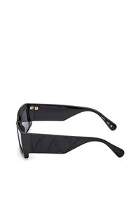 Gafas de sol negras con un arco grueso que presenta la inscripción en relieve "MAX". Diseño elegante con lentes oscuros y un acabado brillante.