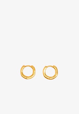 Boucles d'oreilles en or avec une surface lisse et brillante. Chaque boucle présente une ouverture partielle, ressemblant à un design circulaire.