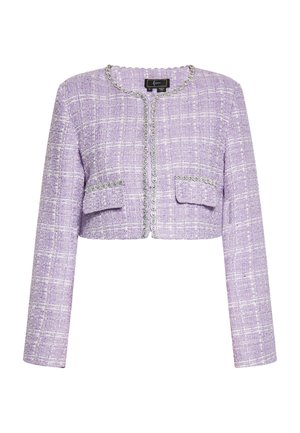 Jachetă cropped din tweed lavandă, cu decolteu rotund, nasturi de ton argintiu, două buzunare frontale și un material texturat în model de grilă.