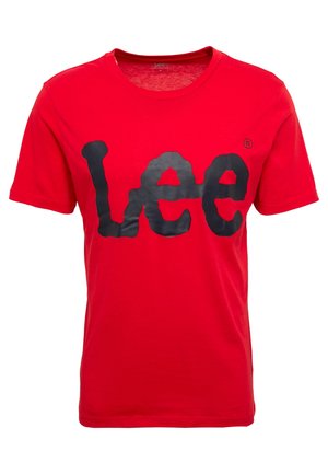 T-shirt en coton rouge avec un grand logo noir "Lee" sur le devant. Col rond classique et manches courtes. Texture lisse.