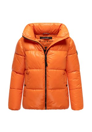 Veste rembourrée orange vif avec un col haut, une fermeture éclair à l'avant et des détails de fermeture éclair noirs contrastants. Comprend deux poches latérales.