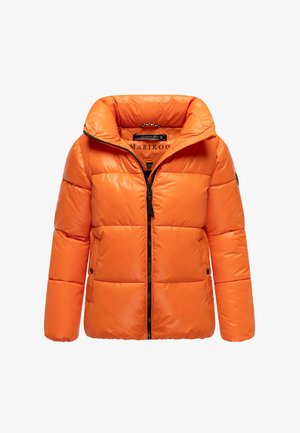 Veste rembourrée orange vif avec un col haut, une fermeture éclair à l'avant et des détails de fermeture éclair noirs contrastants. Comprend deux poches latérales.