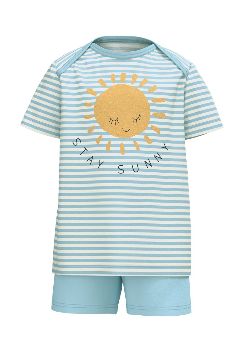 Gestreepte lichtblauwe Pyjama-set met korte mouwen en shorts. Heeft een gouden zon grafiek en de tekst "BLIJF ZONNIG" in het zwart. Gemaakt van zacht katoenen materiaal.