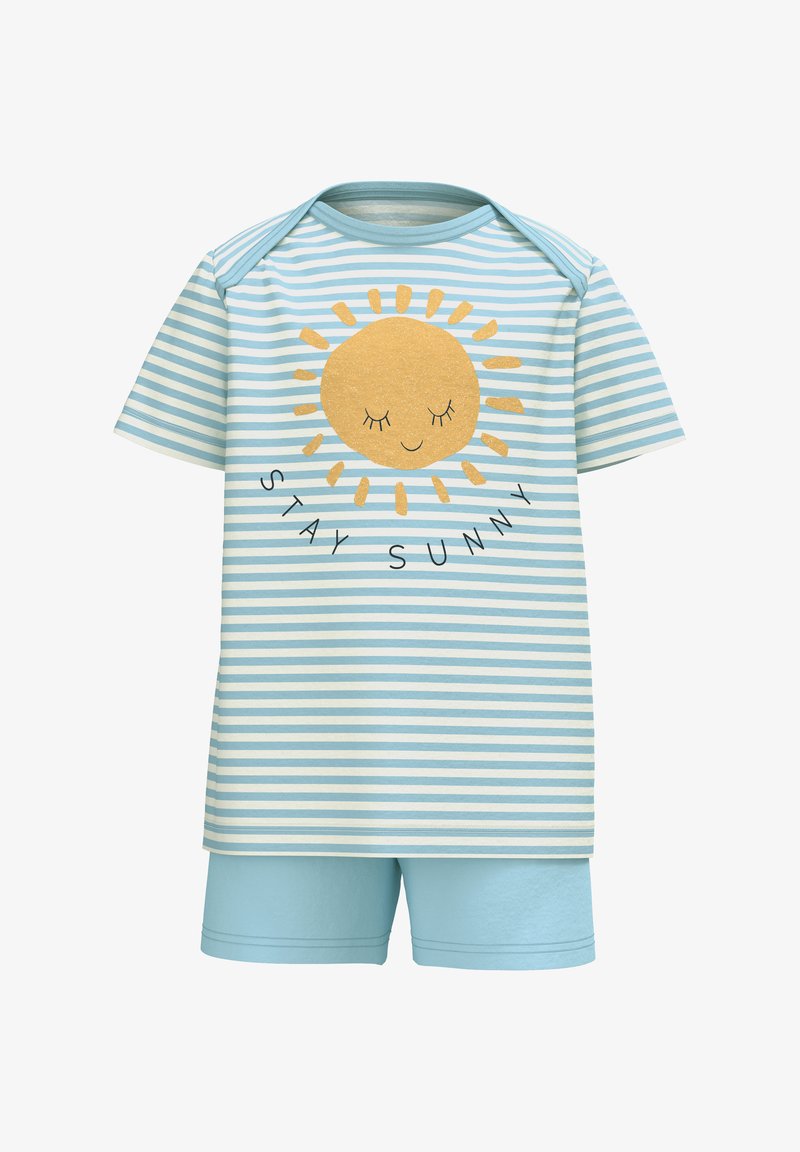 Gestreepte lichtblauwe Pyjama-set met korte mouwen en shorts. Heeft een gouden zon grafiek en de tekst "BLIJF ZONNIG" in het zwart. Gemaakt van zacht katoenen materiaal.