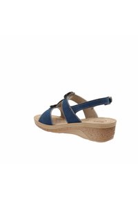 Sandali wedge blu in suede con due cinghie incrociate, suola in sughero testurizzato, cuciture decorative e dettaglio con fibbia regolabile.