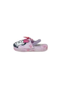 Pantofole di Minnie Mouse con un design di tessuto rosa liscio, un accento a fiocco e motivi floreali su uno sfondo viola chiaro.