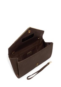 Brązowa skórzana torebka o eleganckim wyglądzie, z złotymi okuciami i teksturowanym wnętrzem. Posiada odpinany pasek na nadgarstek oraz kieszenie wewnętrzne.