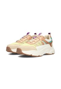 Sneaker colorati con tomaia in mesh, accenti beige e metallici, lacci testurizzati e suole in gomma con battistrada decorato.