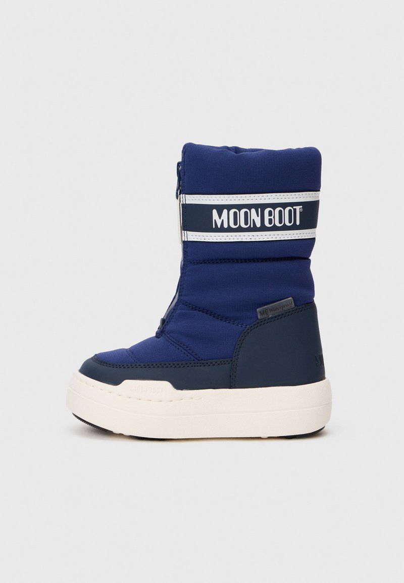 Granatowe Moon Boot z wyściółką, z zamkiem błyskawicznym i kontrastującą białą taśmą z logo. Gruba biała podeszwa z gumowymi akcentami.