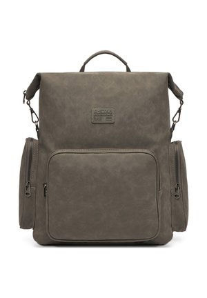 Quadratischer dunkelgrauer Rucksack mit einem Griff oben, einer vorderen Reißverschlusstasche und zwei seitlichen Reißverschlussfächern vor weißem Hintergrund.