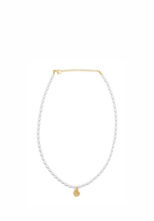 Collana con piccole perle ovali bianche, chiusura a catena dorata e pendente centrale a forma di conchiglia a spirale dorata.