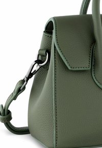 Bolso de cuero verde con forma estructurada, superficie texturizada, cierre con solapa y correa desmontable con herrajes metálicos.