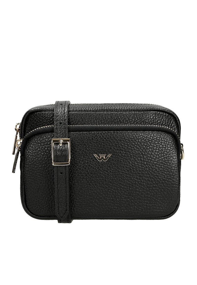 Černá kožená crossbody taška s texturovaným povrchem, vybavená horním zipovým uzávěrem, předním logem a nastavitelným popruhem.