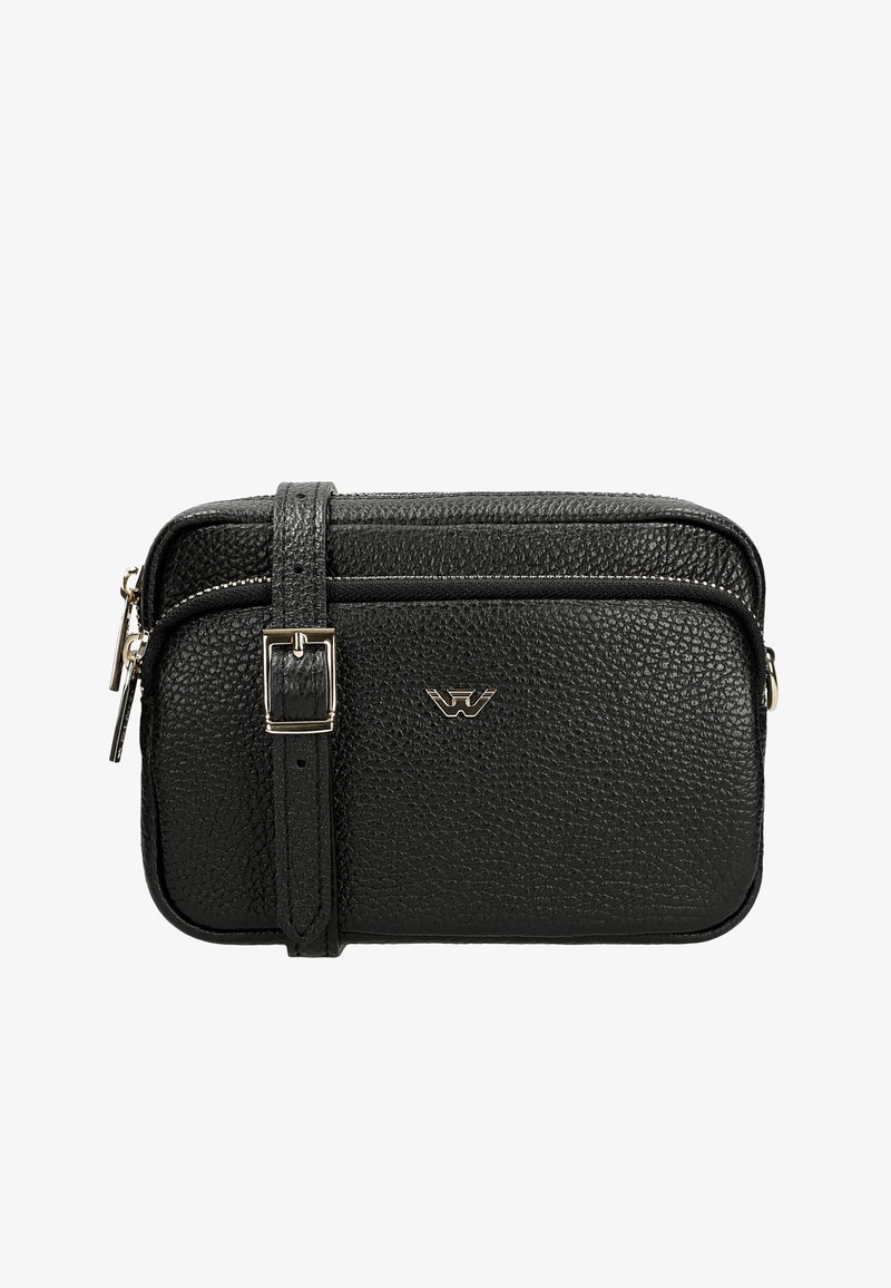 Černá kožená crossbody taška s texturovaným povrchem, vybavená horním zipovým uzávěrem, předním logem a nastavitelným popruhem.