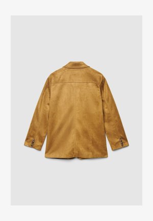 Giacca in camoscio marrone con una texture liscia, colletto a rever, maniche lunghe e chiusura con tre bottoni su ogni polsino. Il retro presenta un design pulito e minimalista.