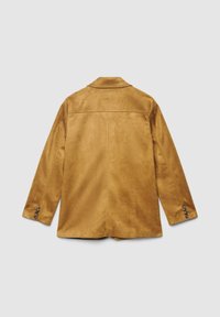 Braune Wildlederjacke mit glatter Textur, Reverskragen, langen Ärmeln und jeweils drei Knöpfen an den Manschetten. Die Rückseite ist schlicht und minimalistisch gestaltet.