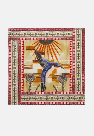 Pañuelo de seda con un pájaro azul en vuelo, rayos de sol, dos flores y bordes geométricos con patrones en rojo, blanco, negro y amarillo.