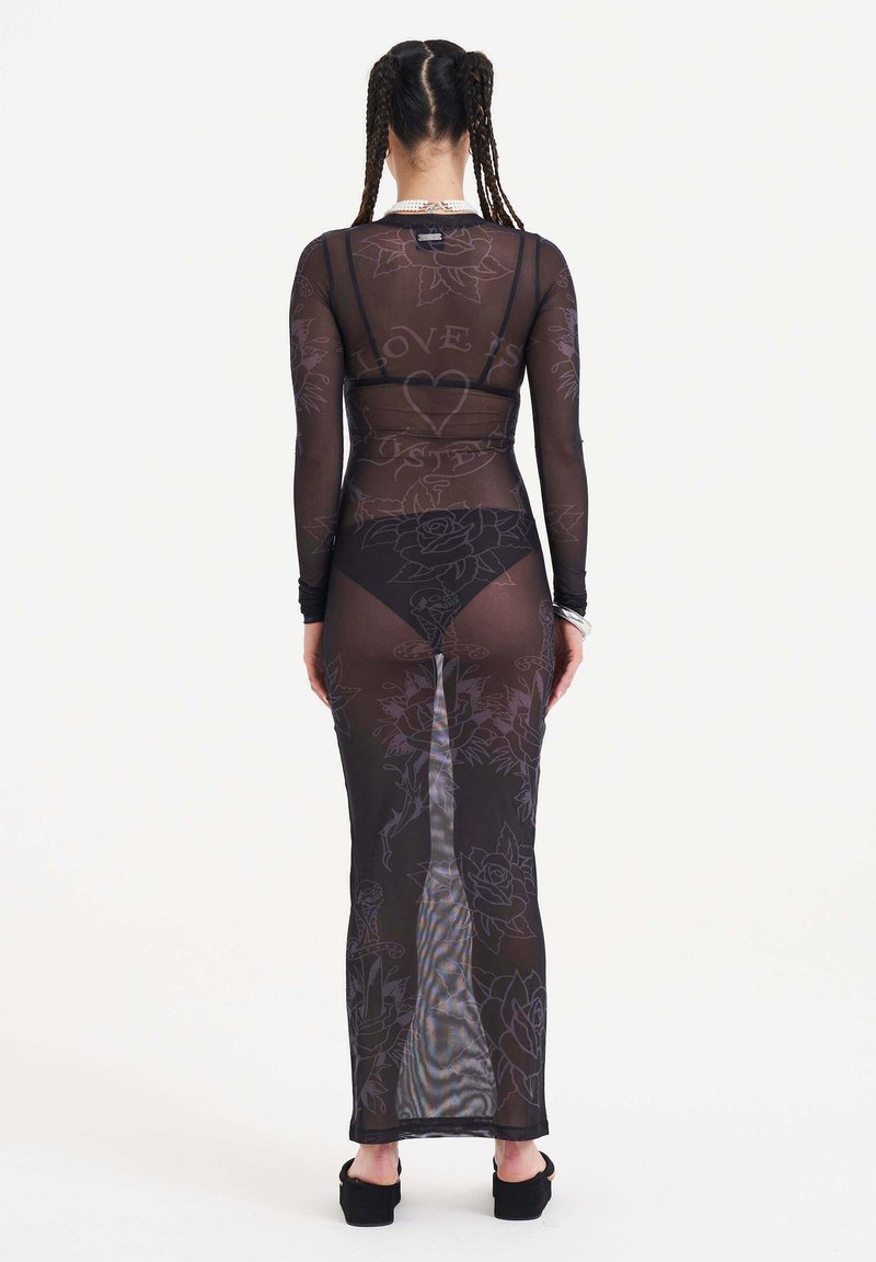 Schwarzes, durchsichtiges Kleid mit langen Ärmeln, Blumenmustern und einem hohen Schlitz. Es hat ein tailliertes Design und eine glatte Textur.