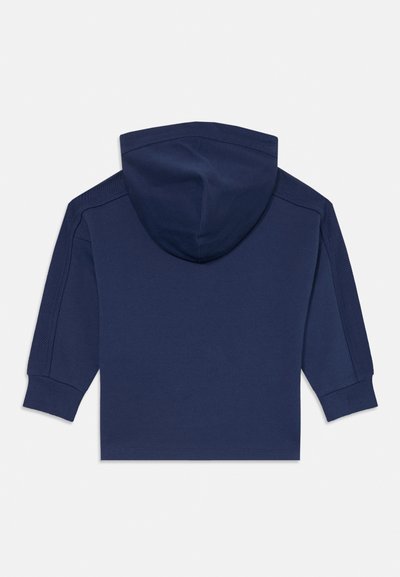 Sudadera azul marino con textura acanalada, capucha con cordón y mangas largas. Sin diseño frontal visible, mostrando una vista trasera limpia.