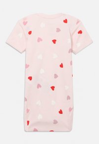 Rosa kortermet body med spredte små hjerter i rødt, rosa og hvitt. Mykt bomullsmateriale, rund hals og trykknapper nederst.