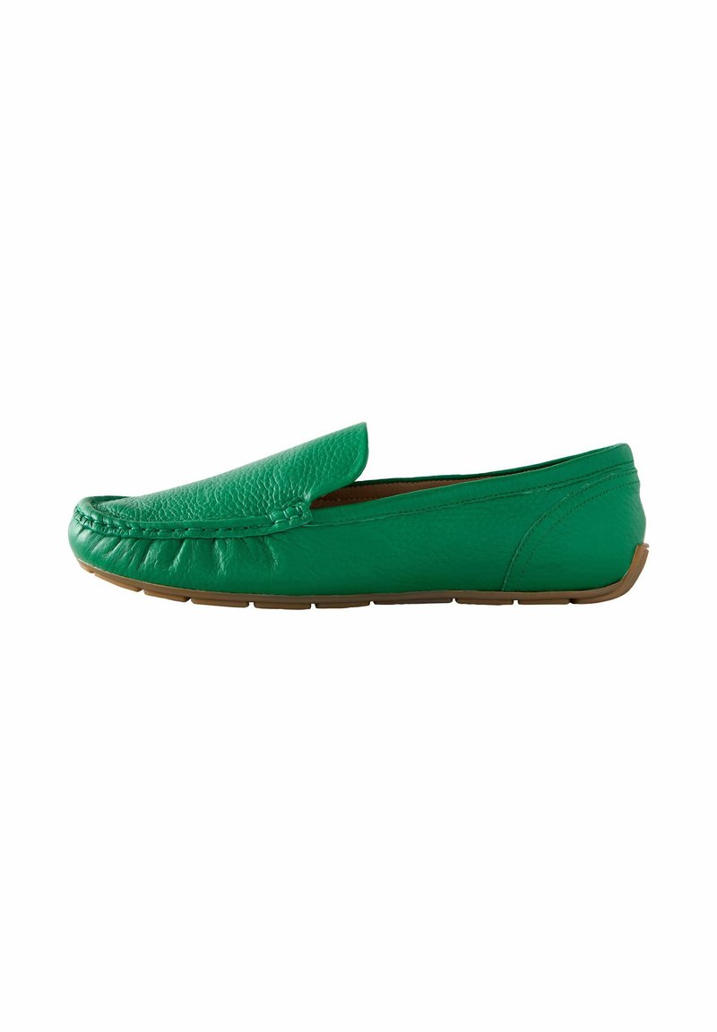 Chaussure vert en cuir à enfiler avec une texture douce, bout rond et détails cousus. Elle dispose d'une semelle en caoutchouc flexible couleur tan.