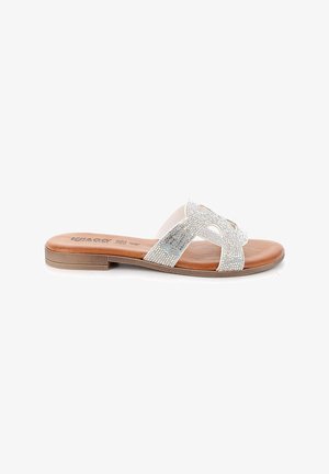 Sandalo piatto marrone con tacco basso, caratterizzato da cinturini a incrocio decorati con strass argentati e design a punta aperta.