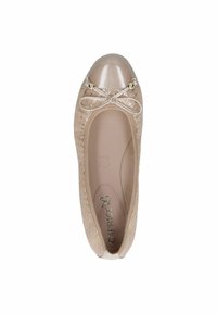 Bailarina beige con una puntera redonda brillante, parte superior texturizada, lazo decorativo y un sutil logotipo en la plantilla.