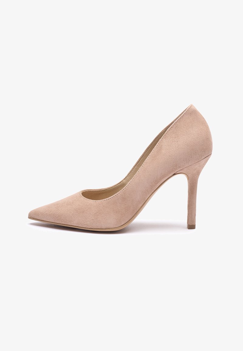 Escarpin à talons hauts en daim beige avec un bout pointu, des côtés découpés et un talon fin. Texture lisse avec une finition mate.