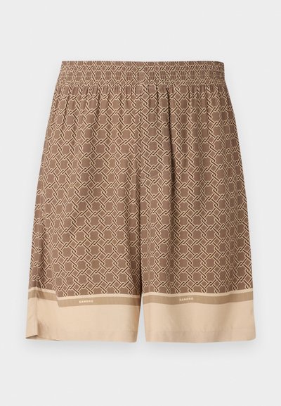 Brązowe spód shorts z wzorem, z elastycznym pasem, charakteryzujące się geometrycznym wzorem i beżowym wykończeniem na dole. Nazwa marki "SANDRO" widoczna.