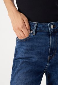 Tommy Hilfiger HARLEM SKINNY - Testhezálló fazon - dark blue denim