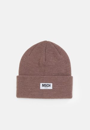 Bonnet en tricot marron avec revers plié et patch rectangulaire blanc étiqueté "MSCH" au centre devant.