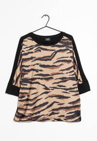Haut à imprimé tigre avec des manches noires trois-quarts, présentant des nuances de beige, marron et noir. Tissu doux avec une coupe décontractée et un col arrondi.