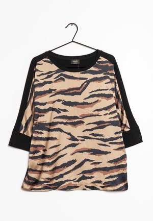 Halenka s tygřím vzorem a tříčtvrtečními černými rukávy, obsahující odstíny pískové, hnědé a černé. Měkký materiál s volným střihem a kulatým výstřihem.