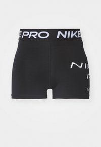 Czarne szorty Nike Pro z elastycznym pasem. Zawierają wyraźne białe logo "NIKE PRO" oraz małe logo na nodze. Gładki, elastyczny materiał.