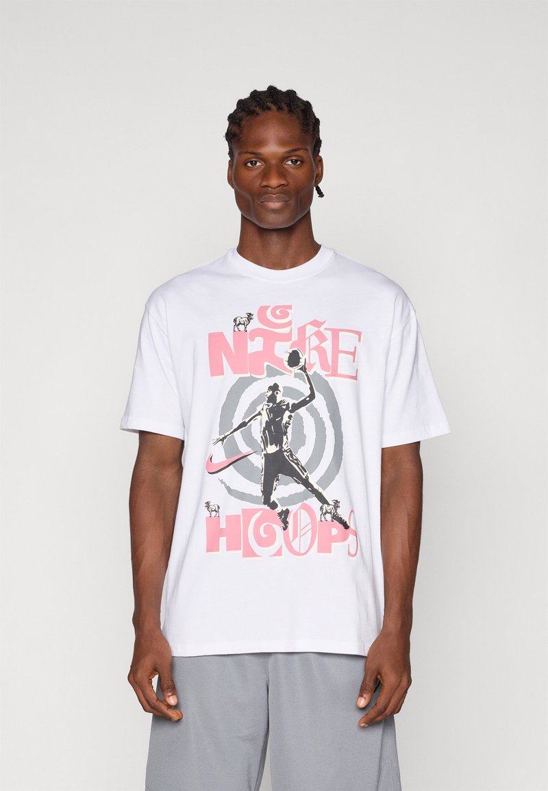 Witte katoenen T-shirt met een grafische print van een basketbalspeler,accentueert met roze en grijze tekst en cirkelpatronen.
