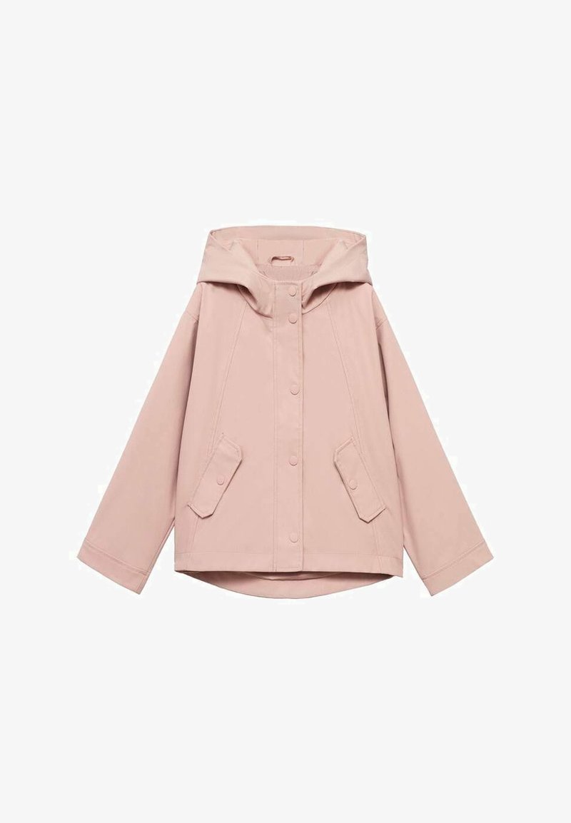 Jachetă impermeabilă roz deschis, cu glugă, închidere cu nasturi, două buzunare frontale și croială lejeră. Fabricată dintr-un material neted și fin.