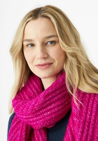 Gestrickter Schal in leuchtendem Pink mit strukturiertem Rippenmuster, um den Hals drapiert. Weiches Material mit kontrastierenden helleren Fäden.