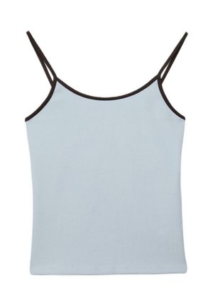 Lyseblå ærmeløs camisole-top med tynde sorte stropper og sort kant langs udskæringen og armhulerne.
