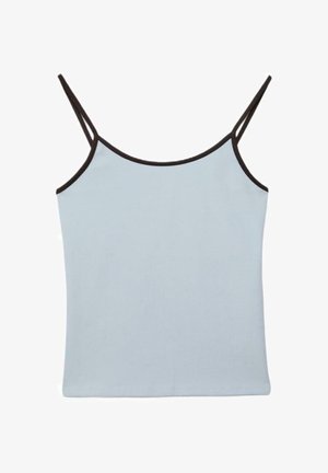 Lyseblå ærmeløs camisole-top med tynde sorte stropper og sort kant langs udskæringen og armhulerne.
