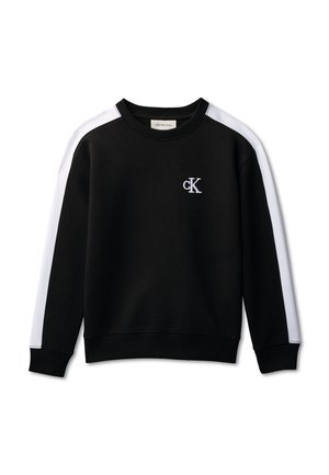 Zwarte sweater met ronde hals, witte strepen langs de mouwen en een klein wit "cK" logo op de linkerborst.