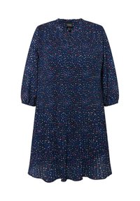 Marinblå blommig klänning i lätt tyg, med rynkad halsringning, trekvartsärmar och en plisserad kjol med utspridda röda och vita blommor.