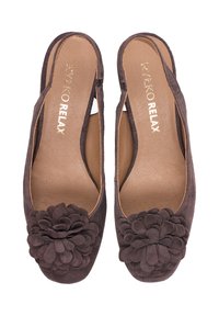 Bruine suède slingback-schoenen met een bloemaccent op de teen, voorzien van een gestructureerde afwerking en een comfortabele, open achterkant.