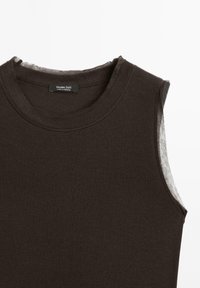Top senza maniche di colore marrone scuro con scollatura rotonda. Realizzato in tessuto morbido, presenta un dettaglio in rete trasparente sulle spalle. Etichetta visibile all'interno.