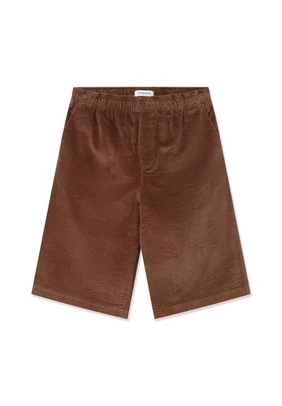Shorts en velours côtelé marron avec une taille élastique, coupe au genou et texture à côtes verticales. Étiquette visible à l'arrière.