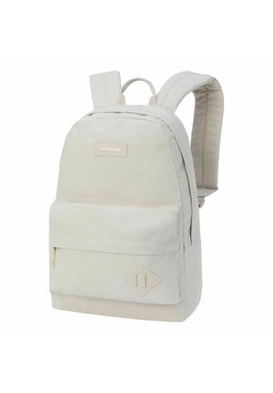 Dachsfärbiger Dakine-Rucksack mit vorderer Reißverschlusstasche, gepolsterten Schultergurten und Tragegriff oben auf weißem Hintergrund.