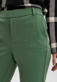 Vero Moda VMMAYA SOLID PANT - Nohavice - Evergreen