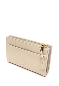 Portafoglio in pelle beige con chiusura a zip, dotato di più scomparti per carte e una finitura testurizzata. Hardware color oro e logo del marchio visibili.