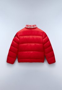Rød puffjakke med quiltet design, der har en høj krave og en logo-prydet hals. Glat tekstur med lange, lige ærmer.