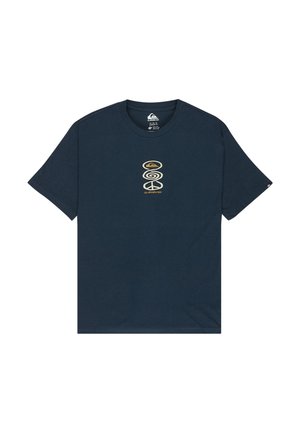 Marineblå kortærmet t-shirt med lille vertikal abstrakt grafik og mærkelogo i beige og guld på brystet.